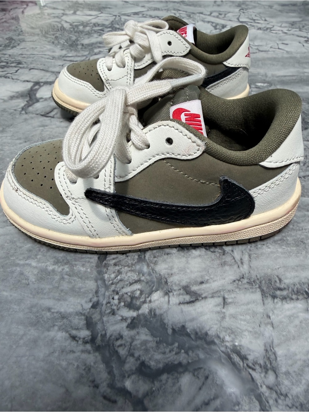 Jordan Travis Scott baby/toddler Low-Top Sneakers in Olive/White with Black